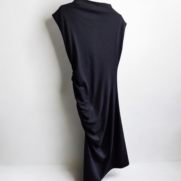 Elegant Black Sleeveless Dress - Picture 5 of 5